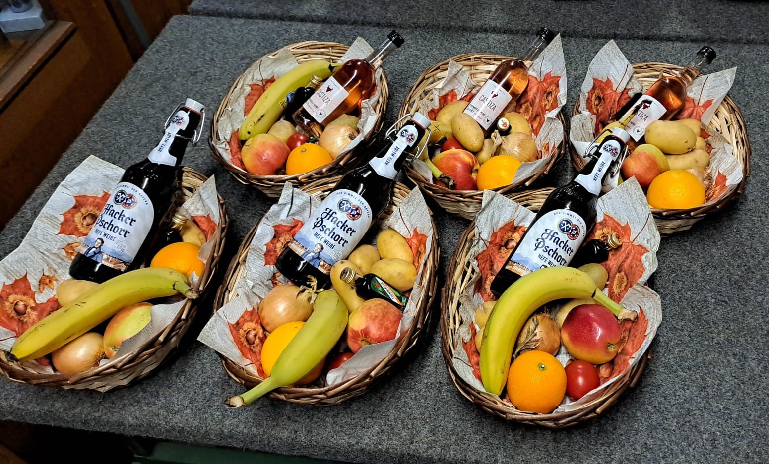 Foto von den Siegerkörben, die gefüllt sind mit Obst, Gemüse und einem Getränk