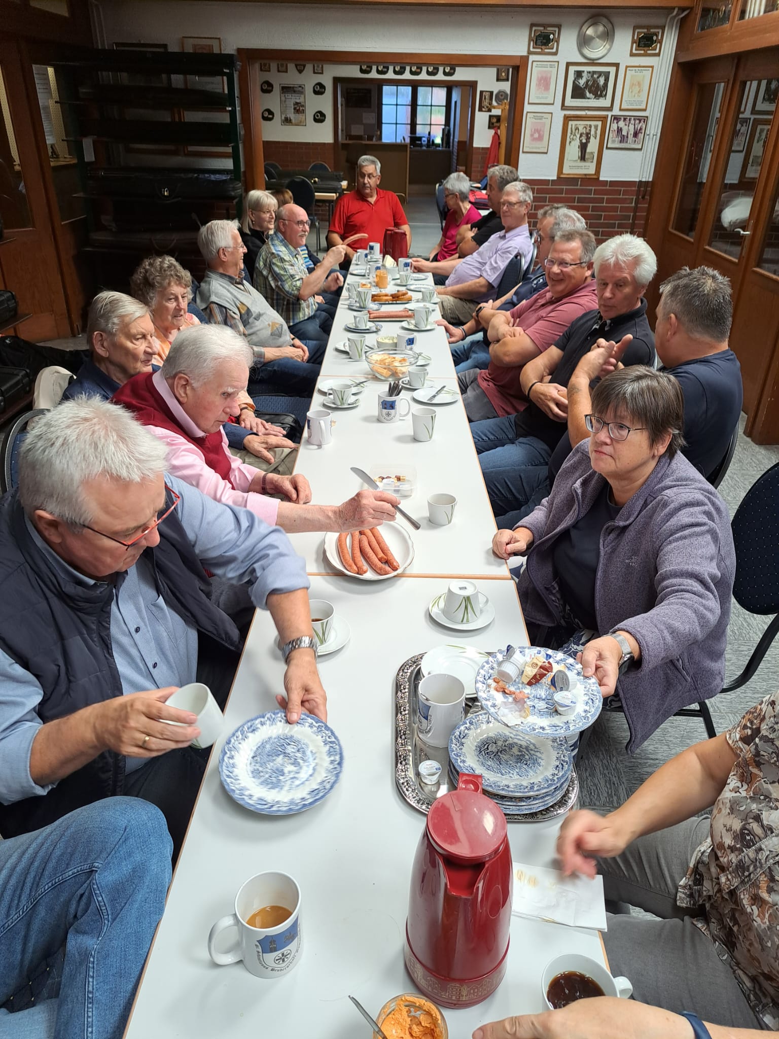 Die Seniorensportschützen an der langen Tafel im Schießraum
