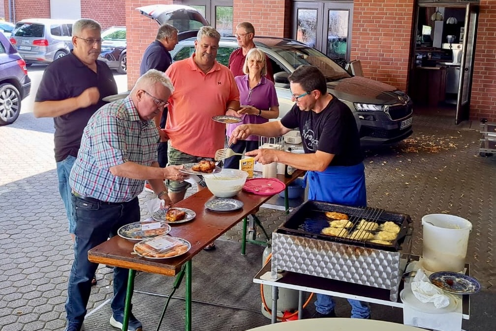 Frische Reibekuchen beim Sommerfest der Senioren