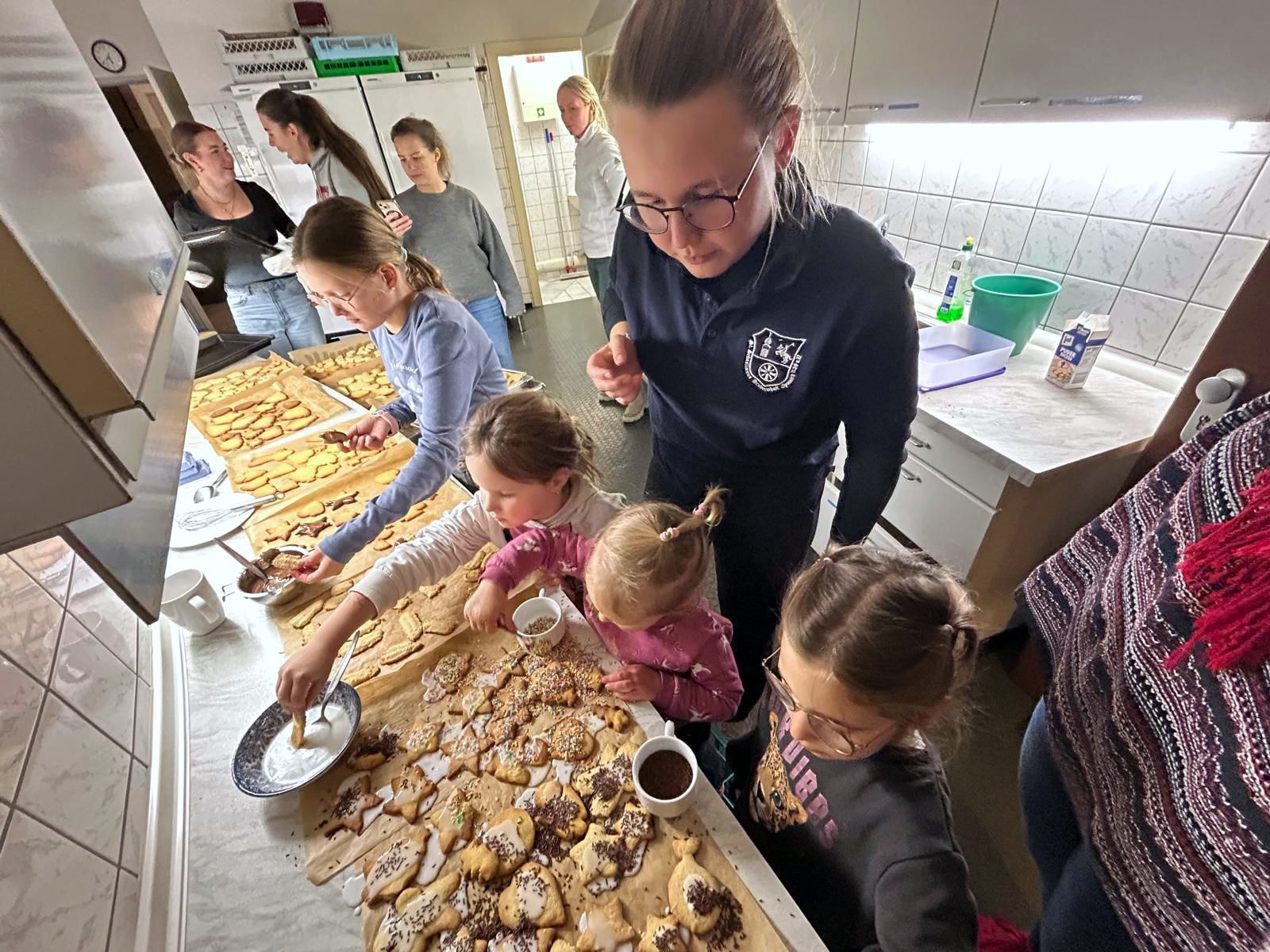 Die Jugendabteilung beim Backen der Plätzchen