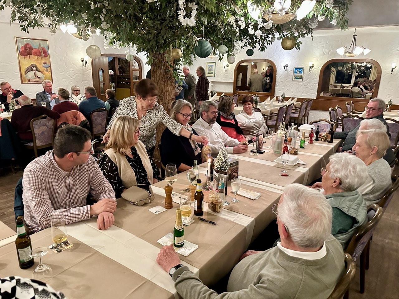 Weihnachtsfeier der Senioren, Gruppenfoto im Restaurant