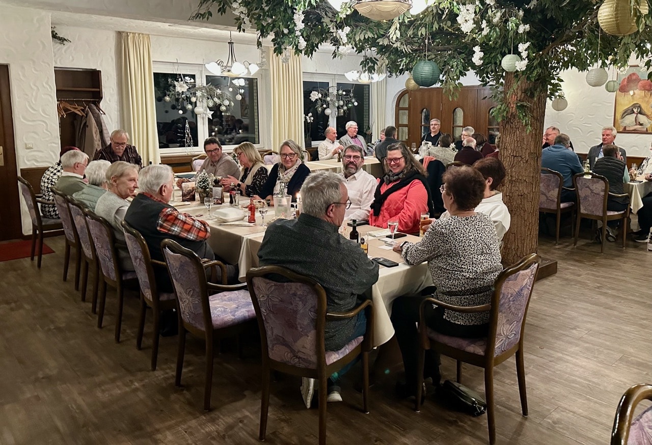 Weihnachtsfeier der Senioren, Gruppenfoto im Restaurant,  weitere Perspektive