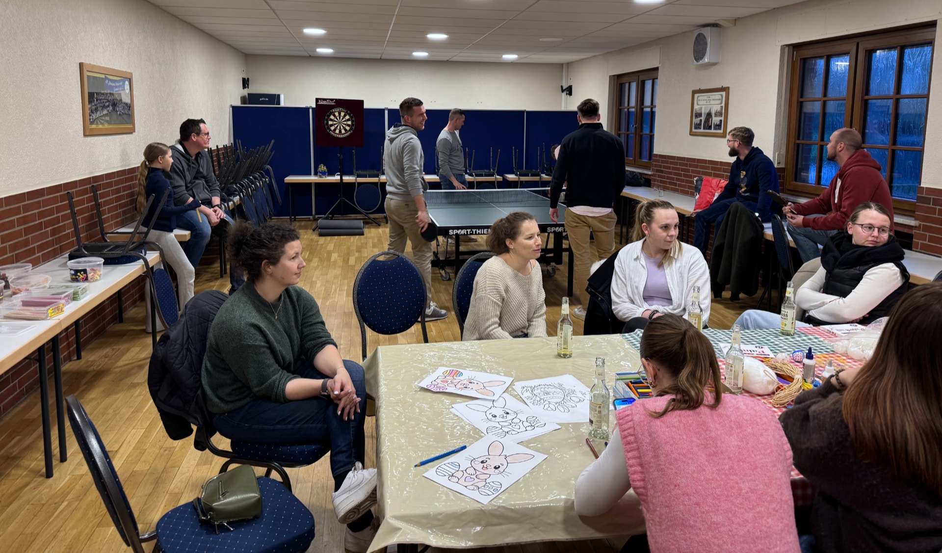 Der Jugendraum mit Basteltisch und Tischtennisplatte