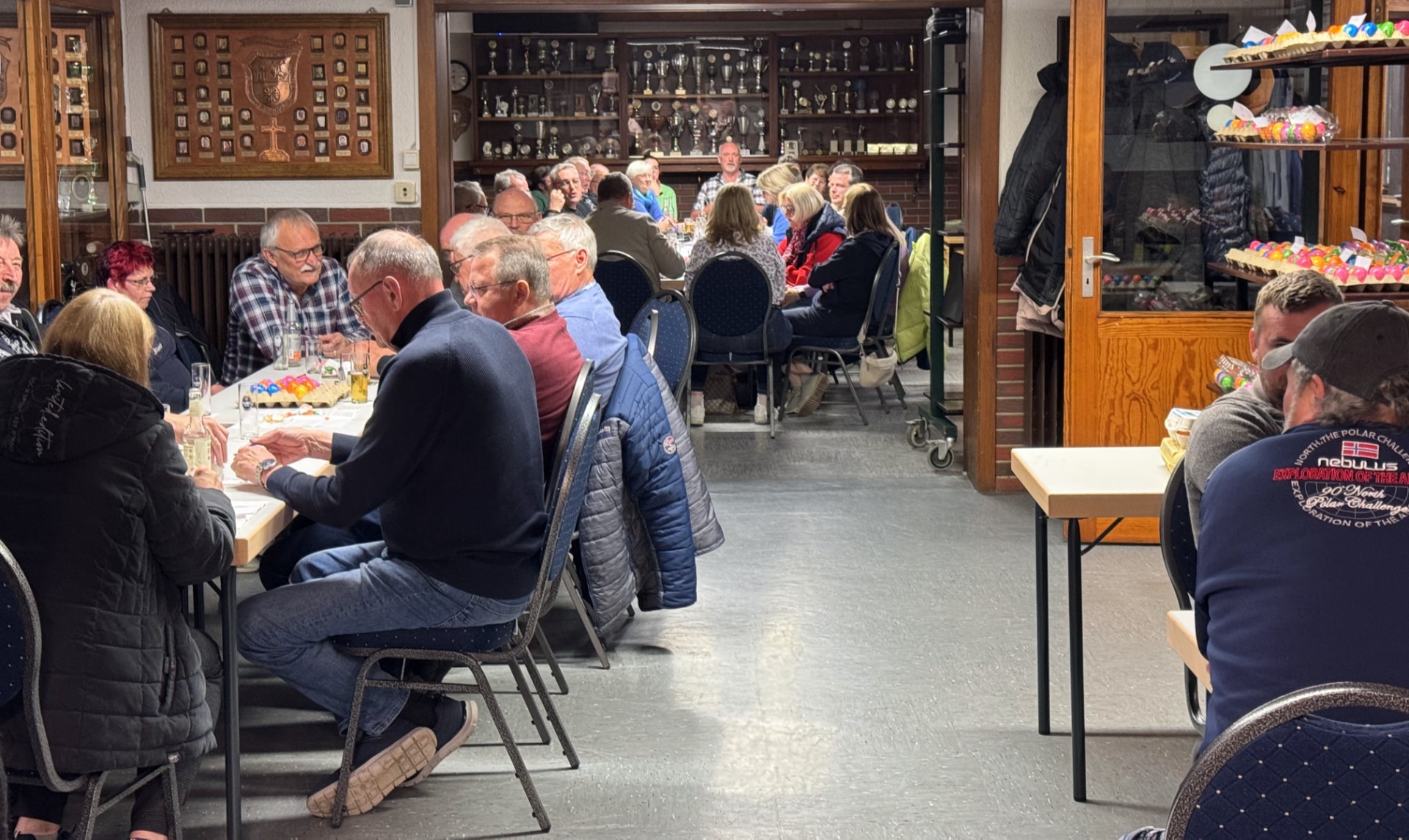 Der Schießraum mit Sportschützen während des Ostereierschießens