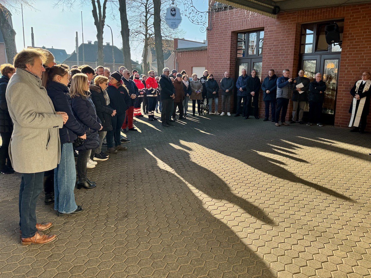 Publikum bei der Einsegnung der Defibrillatoren