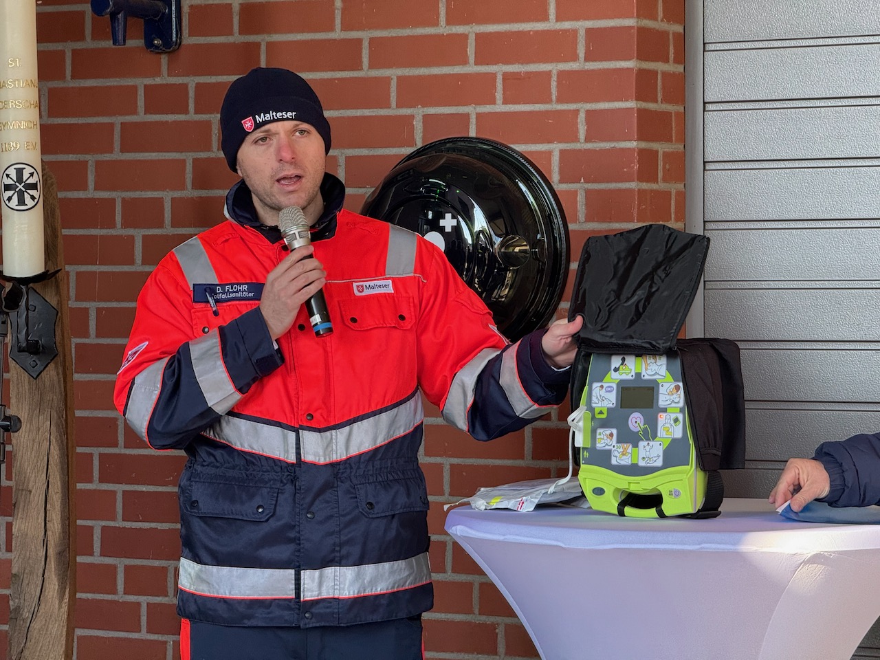 Daniel Flohr von den Maltesern in Erftstadt erklärt die Funktionsweise des Defibrillators